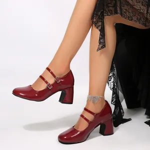 Gros plan d'élégantes chaussures Mary Jane bordeaux en cuir verni à double bride