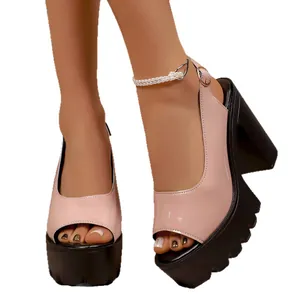 Sandali con plateau rosa, tacco largo, punta aperta e cinturino con fibbia alla moda.