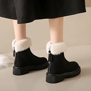 Vue détaillée des bottes de neige noires pour femmes avec fausse fourrure et zip arrière