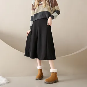 Bottes de neige marron pour femme avec bordure en fausse fourrure et semelle épaisse.