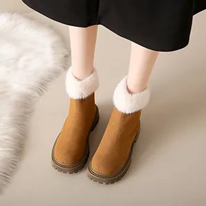 Vue détaillée de bottes de neige marron pour femmes avec bordure en fausse fourrure.