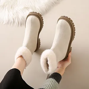 Vue détaillée de bottes d'hiver beige avec doublure en fausse fourrure et semelle crantée.