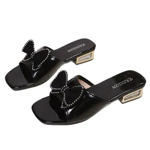 Mules à talons épais en cuir verni noir avec nœud décoratif clouté pour femme