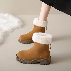 Gros plan de bottes de neige en daim marron avec doublure en fourrure et semelle épaisse