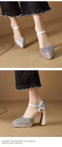 Elegantes zapatos Mary Jane de purpurina plateada con plataforma y tacón grueso