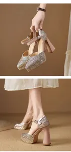 Detalle de zapatos Mary Jane de lentejuelas con plataforma y tacón grueso puestos.