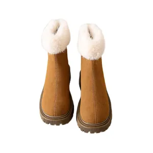 Bottes de neige d'hiver marron pour femme avec col en fausse fourrure blanche.