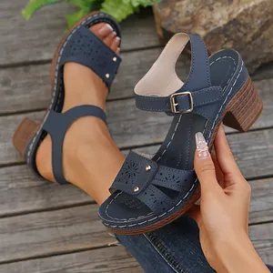 Marineblaue Sandalen mit Blockabsatz, floralem Lochmuster und dekorativen kleinen Nieten