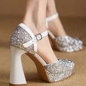 Zapatos Mary Jane con plataforma de purpurina plateada con tacones blancos gruesos