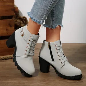 Gros plan de bottines grises à talons épais pour femmes avec lacets et fermeture