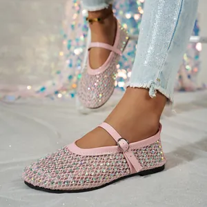 Sandalias planas Mary Jane de malla rosa con pedrería brillante y detalle de hebilla