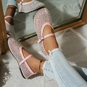 Primer plano de sandalias Mary Jane de malla rosa con brillantes adornos de diamantes