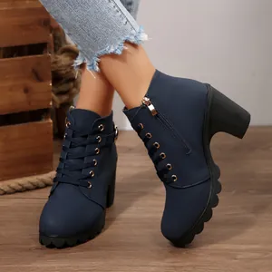 Vue détaillée de bottines bleu marine à talon épais avec fermeture éclair et lacets