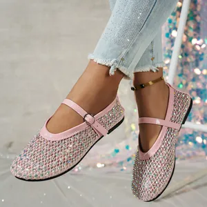 Primer plano de sandalias Mary Jane de malla rosa con diamantes de imitación y hebilla.