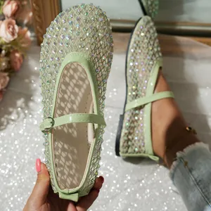 Primer plano de bailarinas Mary Jane de malla verde claro con pedrería brillante