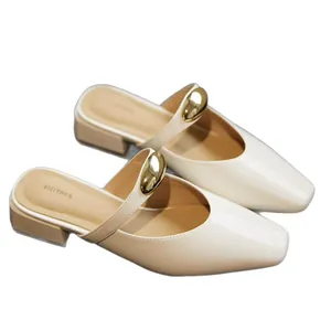 Elegante beige Pantoletten mit Karree-Zehenpartie, Goldschnalle und niedrigem Blockabsatz.