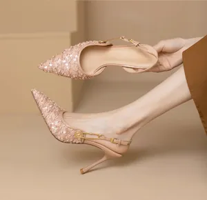 Elegante apricotfarbene Pailletten-Heels mit spitzer Kappe und goldenem Nadel-Detail
