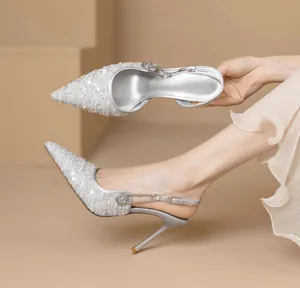 Silberne Pailletten-Pumps mit spitzer Kappe und elegantem, dekorativem Schnallendetail.