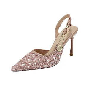 Roségoldene Pailletten-Pumps mit spitzer Kappe, Fersenriemen und einer Goldnadel