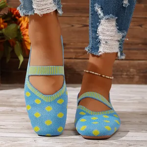 Primer plano de bailarinas de punto azul con lunares amarillos y tira elástica