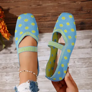 Primer plano de bailarinas de punto azules con lunares amarillos y una cómoda tira elástica