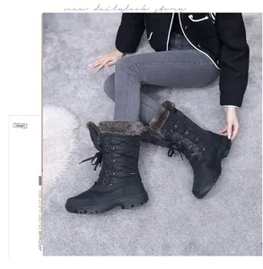 Detalle de las botas de nieve negras para mujer con forro de piel sintética gruesa