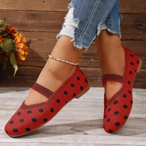 Detalle de bailarinas de punto rojas con lunares, tira elástica y punta cuadrada
