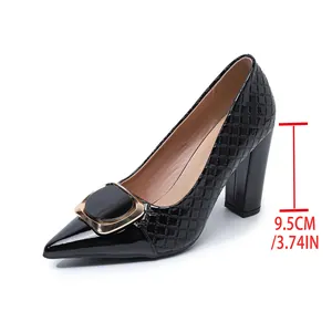 Détail latéral d'escarpins en cuir verni à talons épais avec indication de 9,5 cm