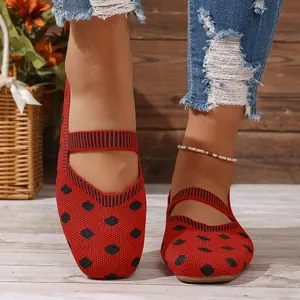 Primer plano de bailarinas Mary Jane de punto rojo con lunares y tira elástica
