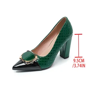 Vue détaillée de l'escarpin vert matelassé à talon épais avec mesure de 9,5 cm