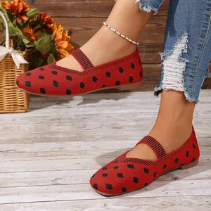 Primer plano de bailarinas de punto rojo con lunares negros y correa elástica suave