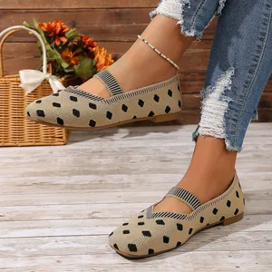 Detalle de bailarinas beige de lunares en tejido fly-weave con correa elástica