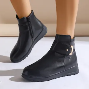 Detailansicht warmer schwarzer Winterstiefeletten mit rutschfester flacher Sohle für Damen.