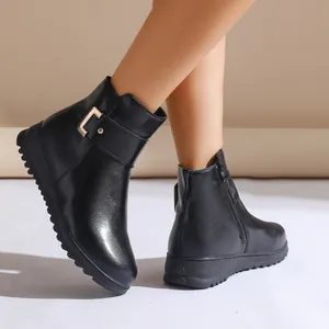 Detailansicht schwarzer Leder-Winterstiefeletten mit rutschfester Sohle und Reißverschluss