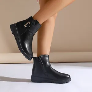 Schwarze Winterstiefeletten für Damen mit seitlichem Reißverschluss und Plüschfutter