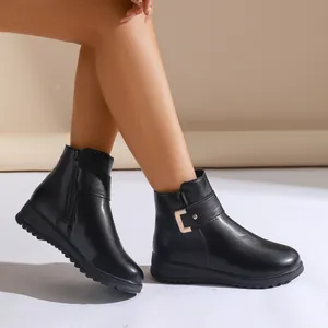 Detailansicht der schwarzen rutschfesten und bequemen warmen Winterstiefel für Damen
