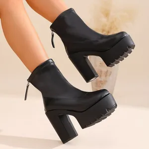 Seitenansicht der schwarzen Plateau-Stiefeletten mit Blockabsatz für Damen in Pose