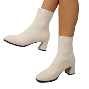 Beige gestrickte Sockenstiefel für Damen mit elegantem Blockabsatz und Wadenhöhe