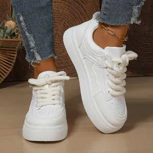 Eleganti sneakers bianche chunky da donna con lacci spessi in corda e suola platform alta