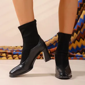Detailansicht schwarzer Socken-Stiefeletten mit Blockabsatz aus Stoff-Leder-Mix.