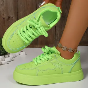 Sneakers platform verde neon alla moda con lacci intrecciati spessi per donne