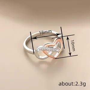 Vue détaillée de la bague cœur infini montrant les dimensions 18mm et 10mm de largeur