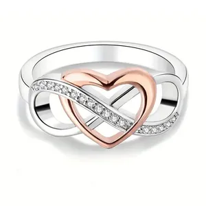 Vue détaillée d'une bague infini cœur en argent et or rose avec oxydes de zirconium