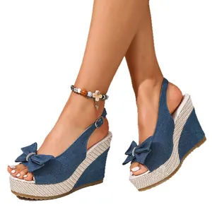 Modische Keilsandaletten aus Denim mit Schleife und gewebtem Plateau für den Sommer