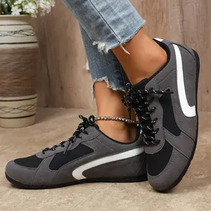 Vue détaillée de baskets pour femmes bicolores grises et noires au design moderne
