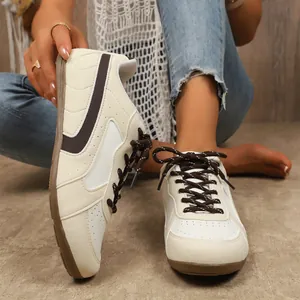 Vue détaillée des baskets d'entraînement allemandes crème et marron à lacets polyvalents.
