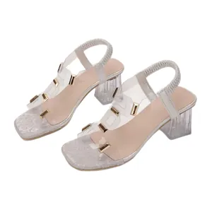 Stijlvolle zilveren sandalen met hoge hak, transparante PVC-bandjes en goudaccent.
