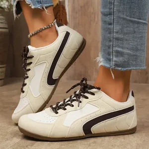 Vue latérale détaillée de baskets d'entraînement allemandes pour femmes en beige et brun