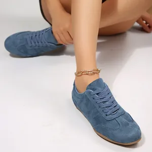 Κοντινό πλάνο με μπλε σουέτ casual sneakers με κορδόνια φορεμένα από μοντέλο