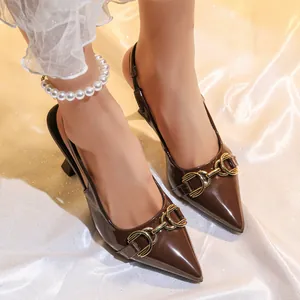 Detailansicht der eleganten braunen Slingback-Pumps mit goldener Schnalle und Pfennigabsatz.